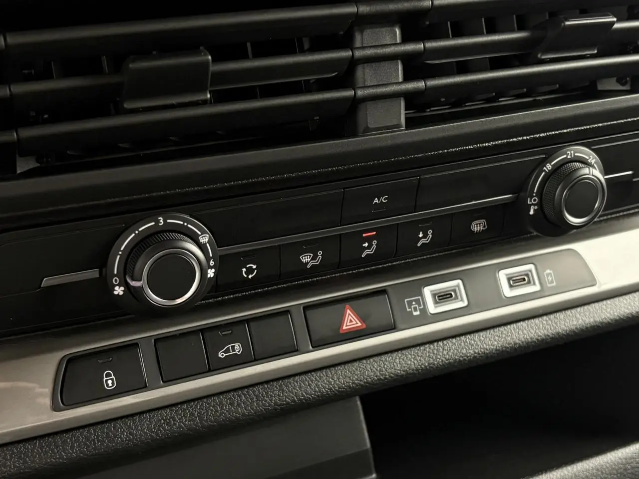 Détail de la console centrale du Citroën Jumpy 2025 montrant les commandes de climatisation et boutons multifonctions.