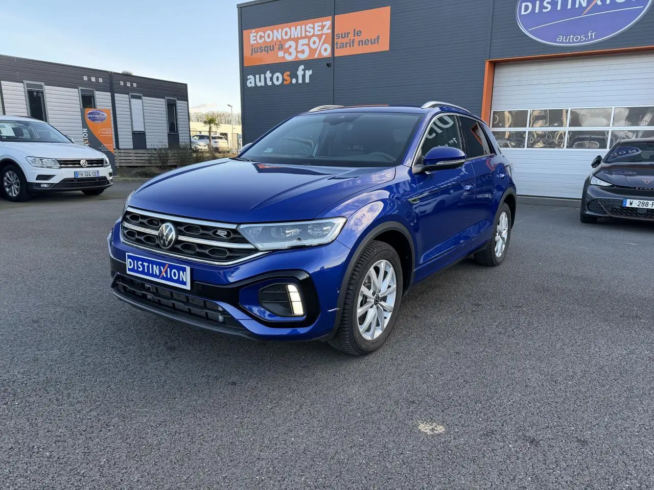 Volkswagen T-Roc bleu lapiz métallisé en 3/4 avant droit avec calandre R-Line et jantes alliage Valencia.