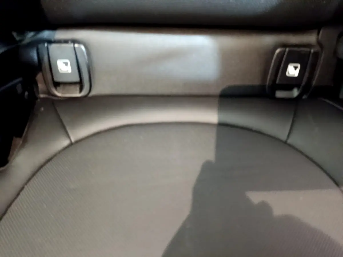 Gros plan sur la banquette arrière noire du MINI Countryman Cooper Edition Premium Plus 2022 avec attaches Isofix visibles.