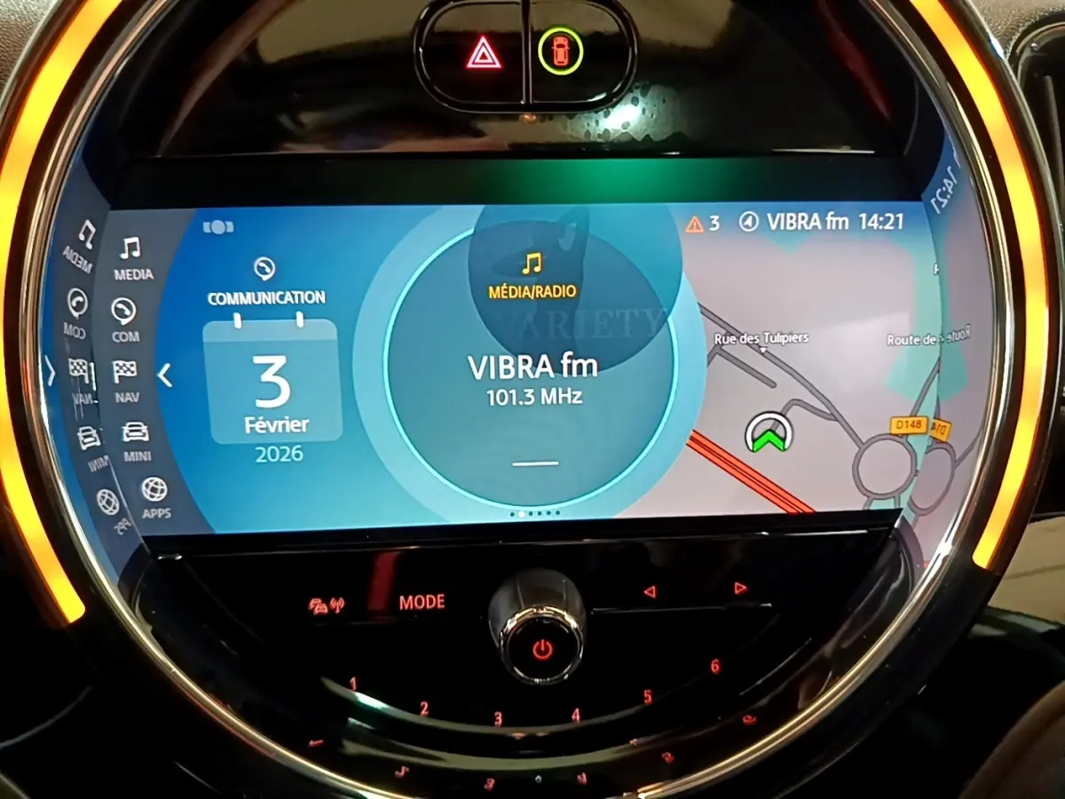 Gros plan sur l’écran tactile central du MINI Countryman 2022 avec affichage navigation et ambiance lumineuse orange.