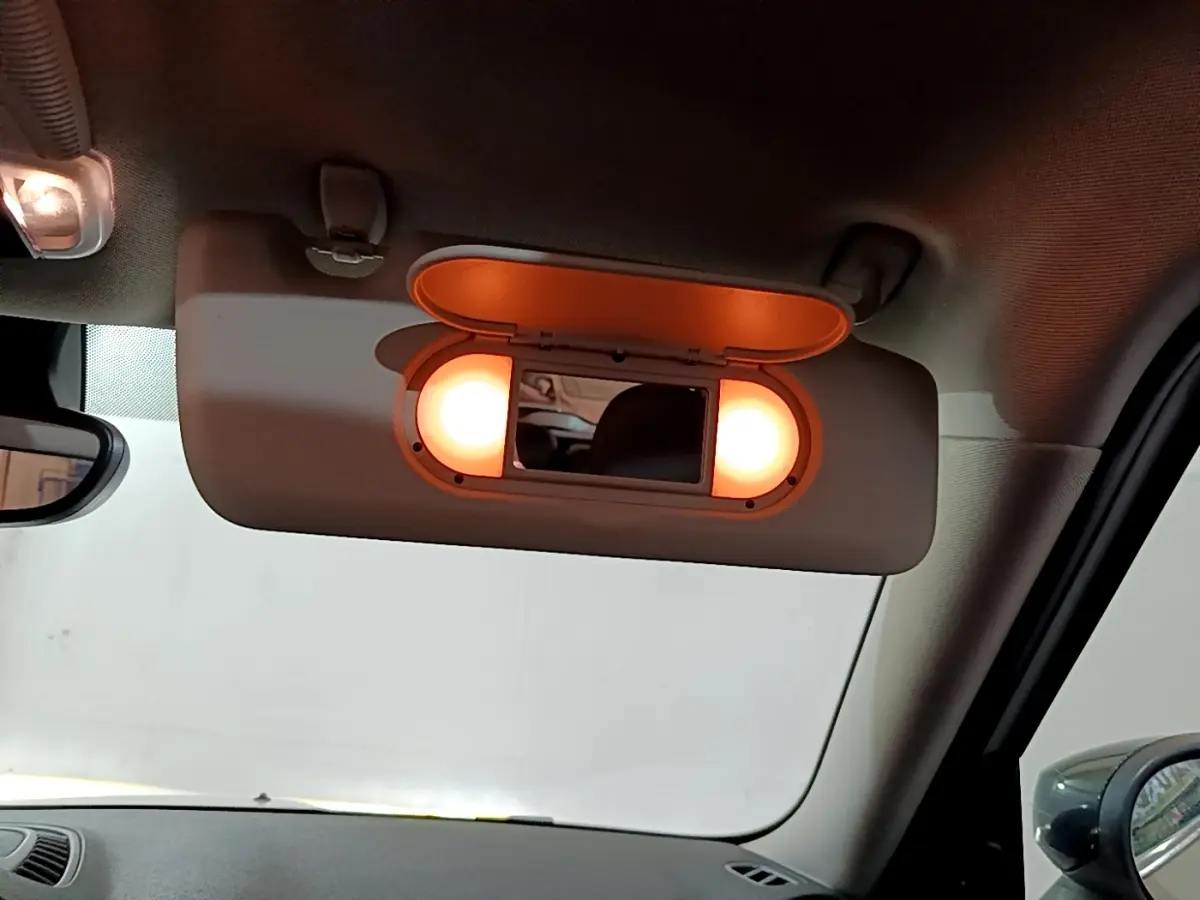 Miroir de courtoisie éclairé sur pare-soleil côté conducteur dans l’habitacle d’un MINI Countryman gris clair 2022.