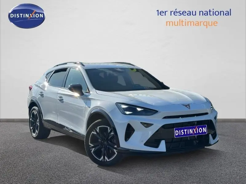 Vue 3/4 avant du CUPRA Formentor blanc Nevada métallisé avec jantes noires et détails sportifs visibles.