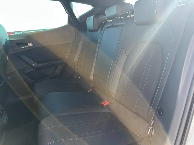 Vue intérieure des sièges arrière en tissu noir du CUPRA Formentor 2025, avec ceintures de sécurité visibles côté droit.