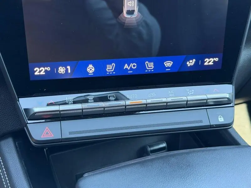 Gros plan sur la console centrale du Renault Austral 2024, boutons de climatisation et écran tactile affichant 22°C.