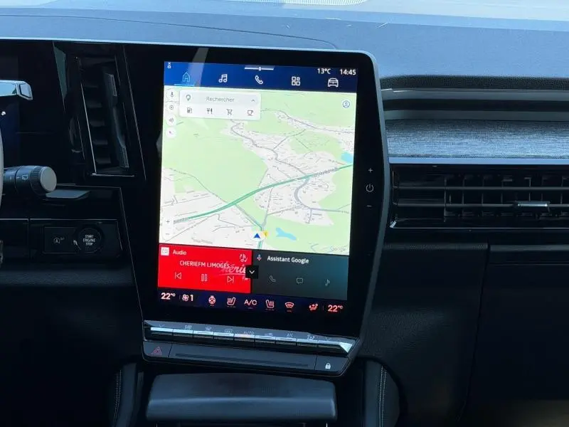 Écran tactile central du tableau de bord du Renault Austral gris Schiste, affichant GPS et commandes multimédia.