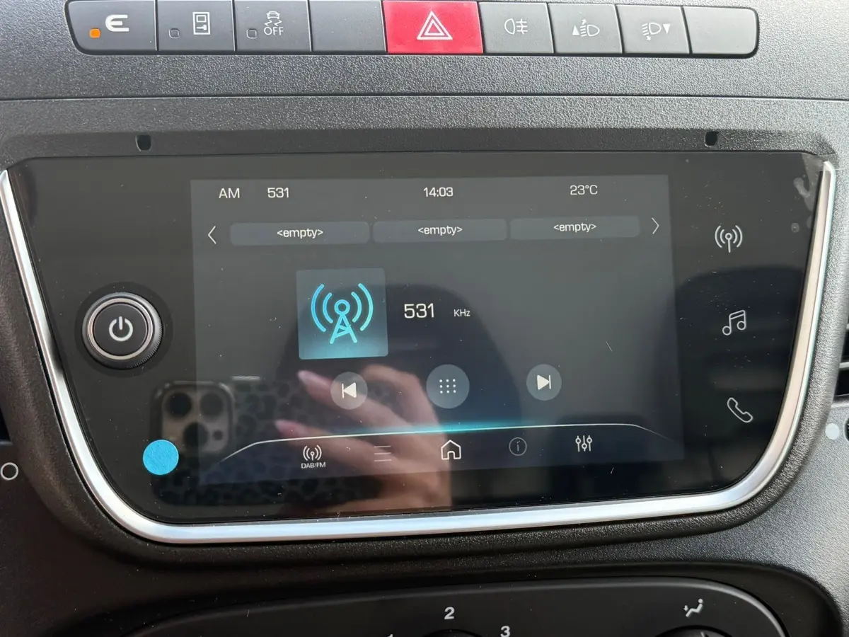 Écran tactile central du tableau de bord du Iveco Daily blanc, affichant la radio AM à 531 kHz.