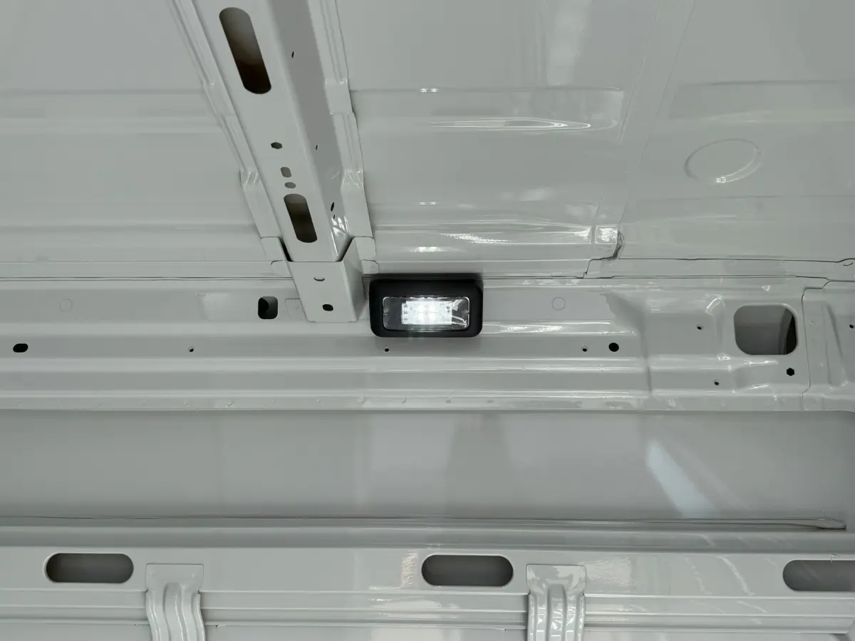 Vue intérieure du plafond blanc du fourgon Iveco Daily 35S18 2026 avec éclairage LED encastré.