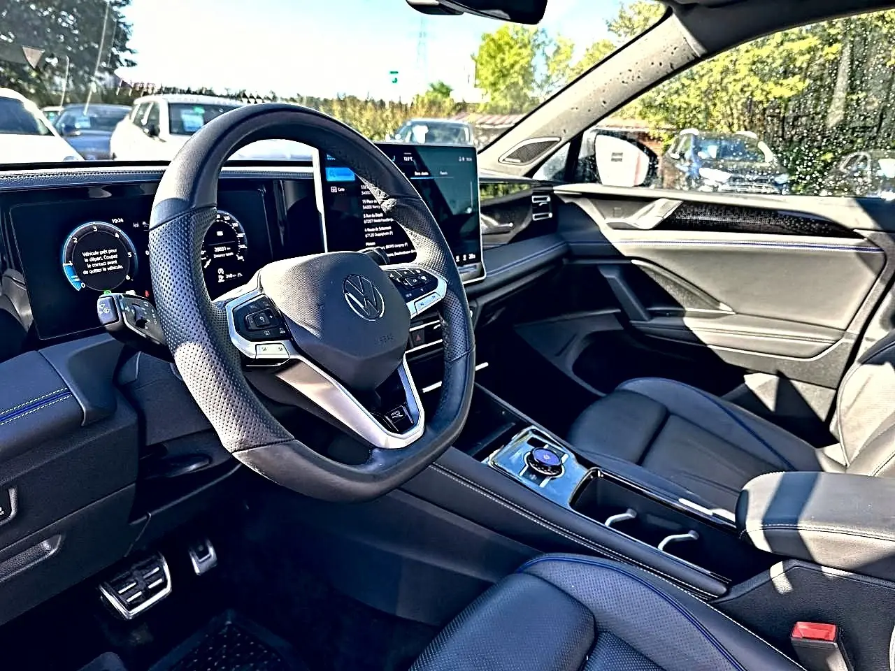 Intérieur avant droit du Volkswagen Tiguan 2024 gris dauphin, volant cuir multifonction et écran tactile central.