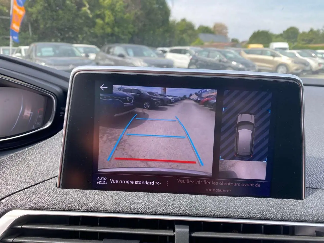 Écran central du Peugeot 3008 gris platinium montrant la caméra de recul avec aides au stationnement activées.
