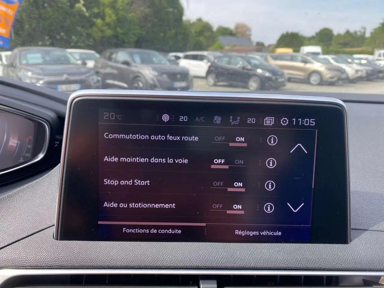 Écran tactile intérieur du Peugeot 3008 GT Line 2018 affichant les réglages d’aides à la conduite, vue avant du tableau de bord.