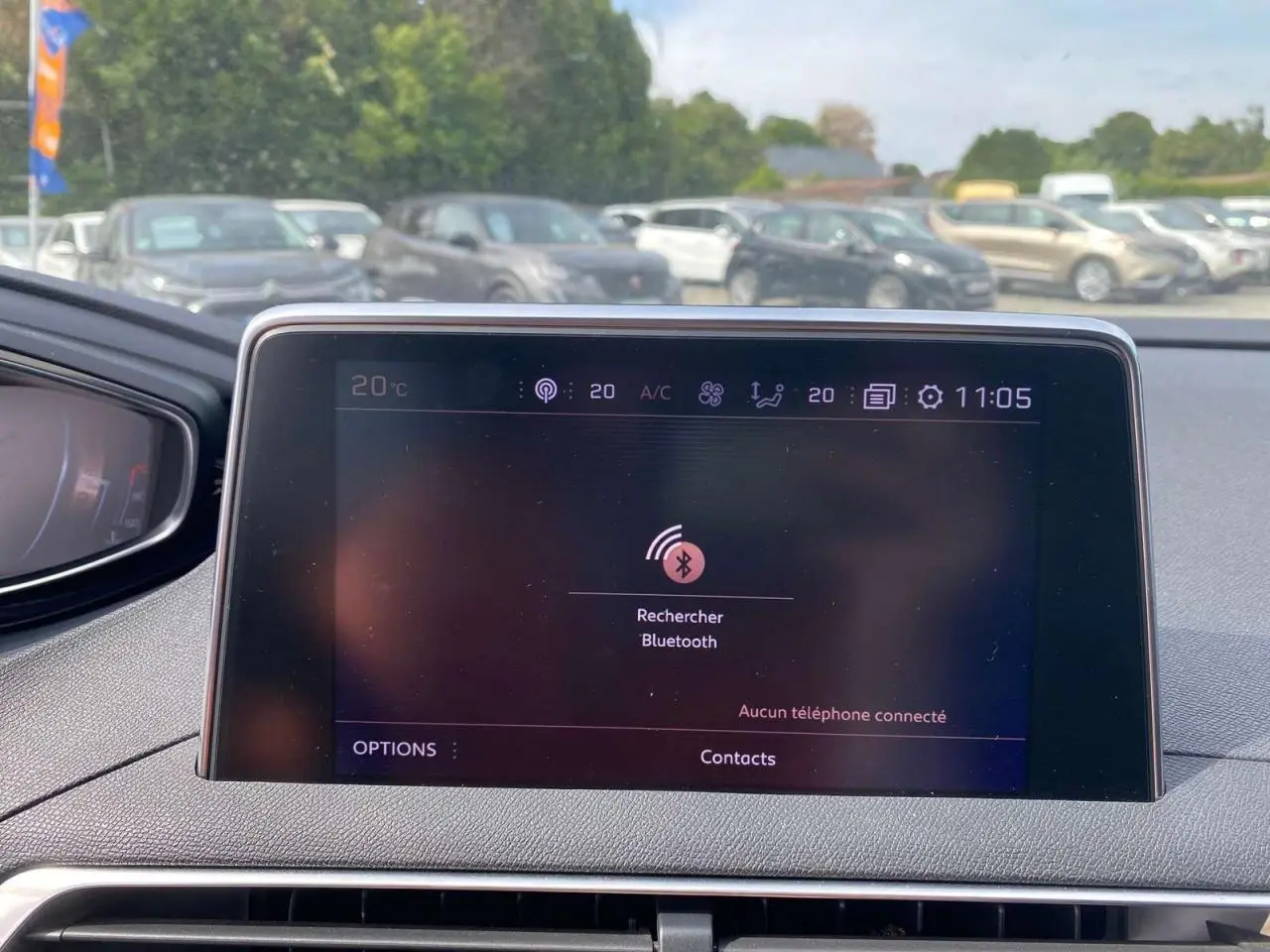 Écran tactile central du Peugeot 3008 GT Line 2018 affichant la recherche Bluetooth, intérieur vu de face.