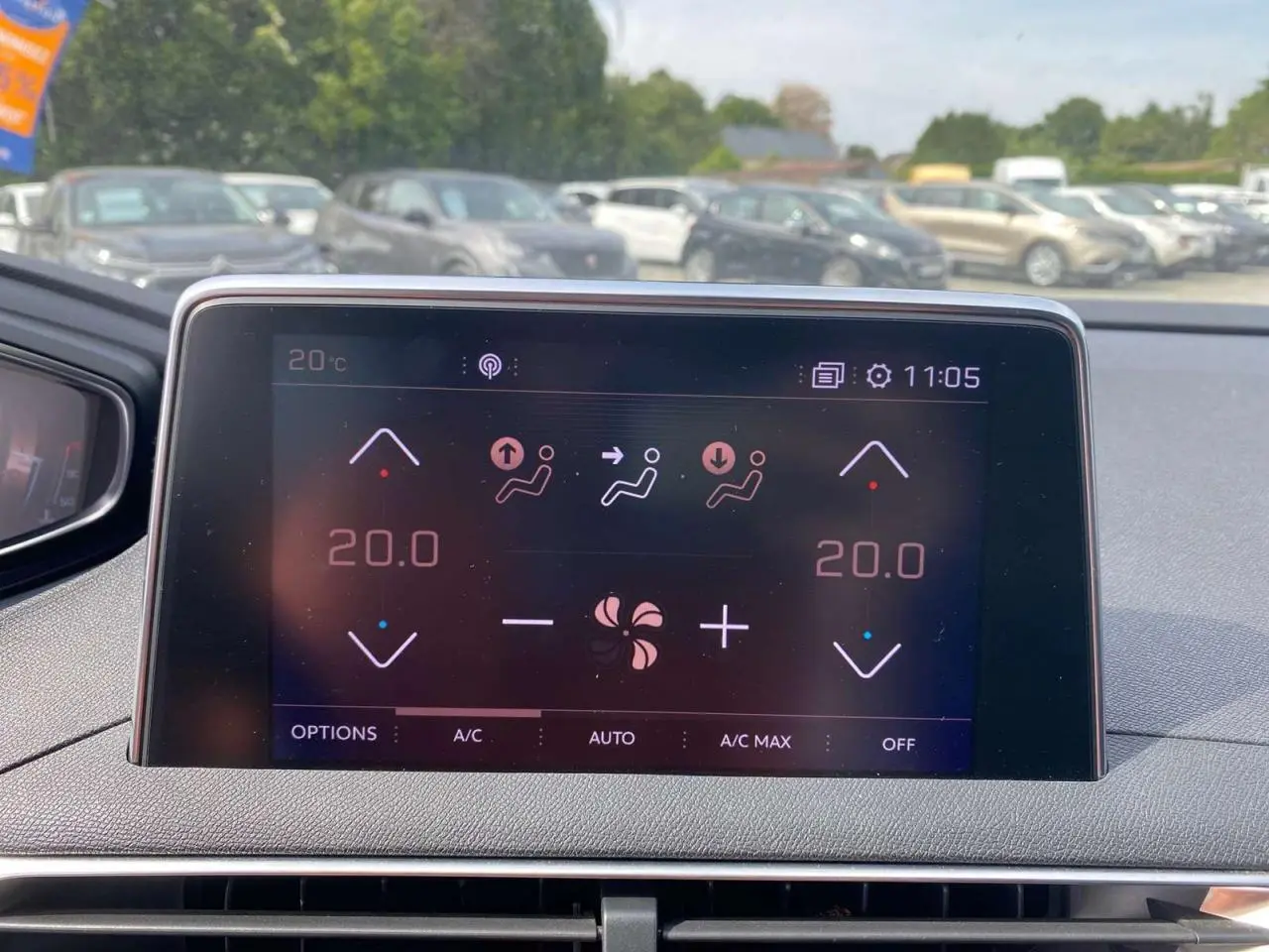 Écran tactile central du Peugeot 3008 gris platinium de 2018 affichant la climatisation à 20°C en extérieur.