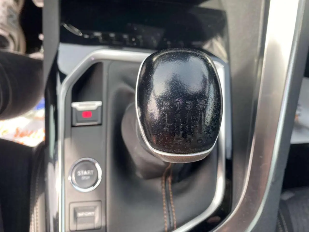 Gros plan sur le levier de vitesse manuel noir du Peugeot 3008 GT Line 2018 avec bouton start/stop à gauche.
