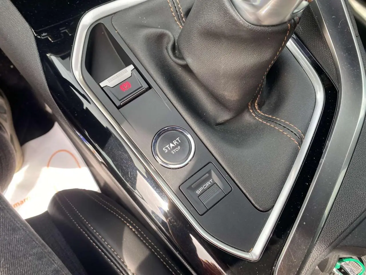 Gros plan sur la console centrale du Peugeot 3008 GT Line 2018 avec bouton start/stop, frein électrique et mode sport.