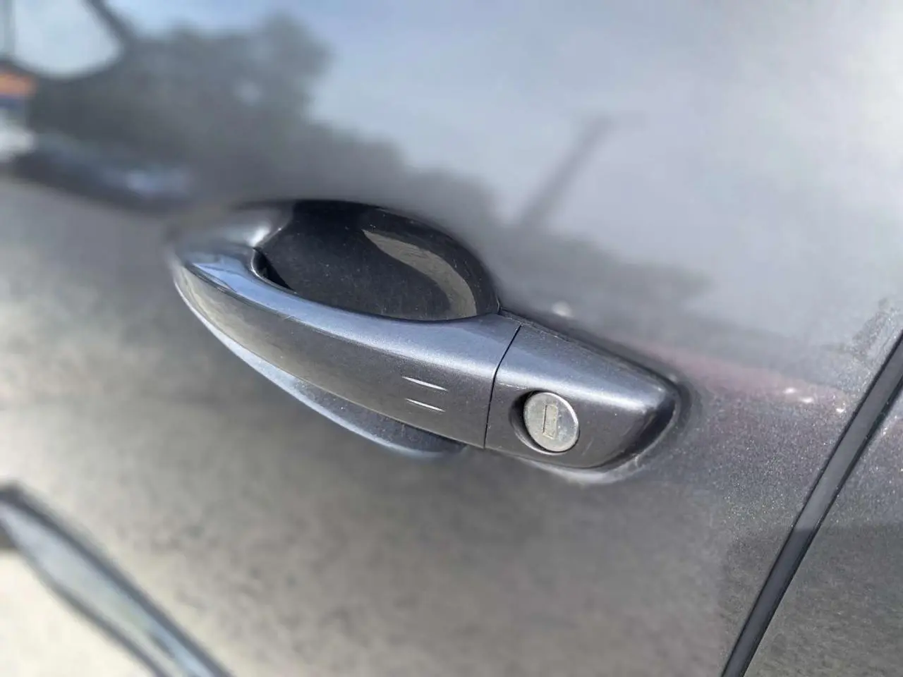 Poignée de porte côté gauche en gros plan sur Peugeot 3008 gris platinium métallisé de 2018.