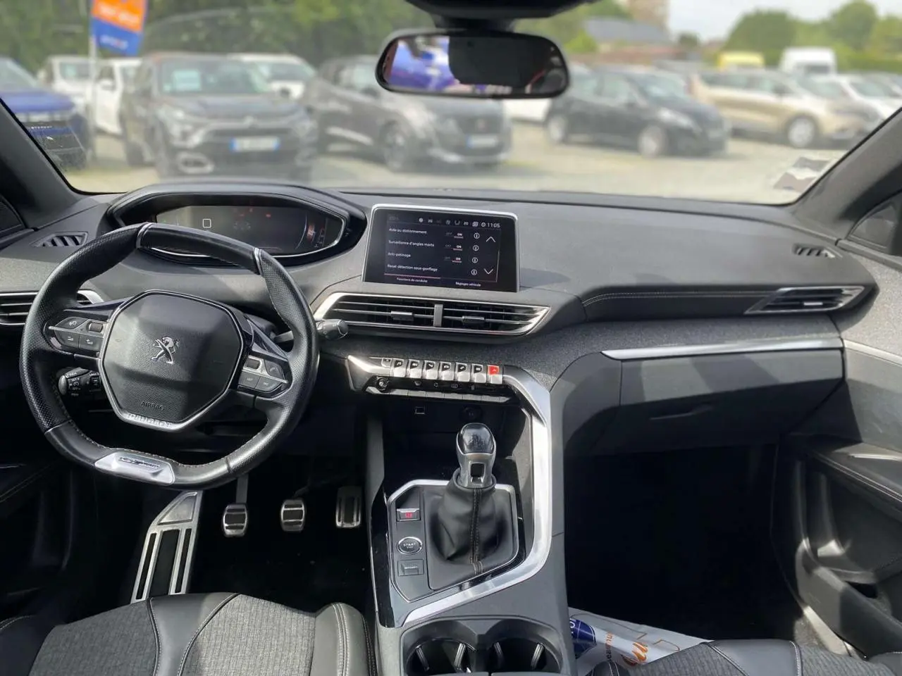 Intérieur du Peugeot 3008 GT Line 2018, vue du poste de conduite avec volant compact et levier de vitesses manuel.