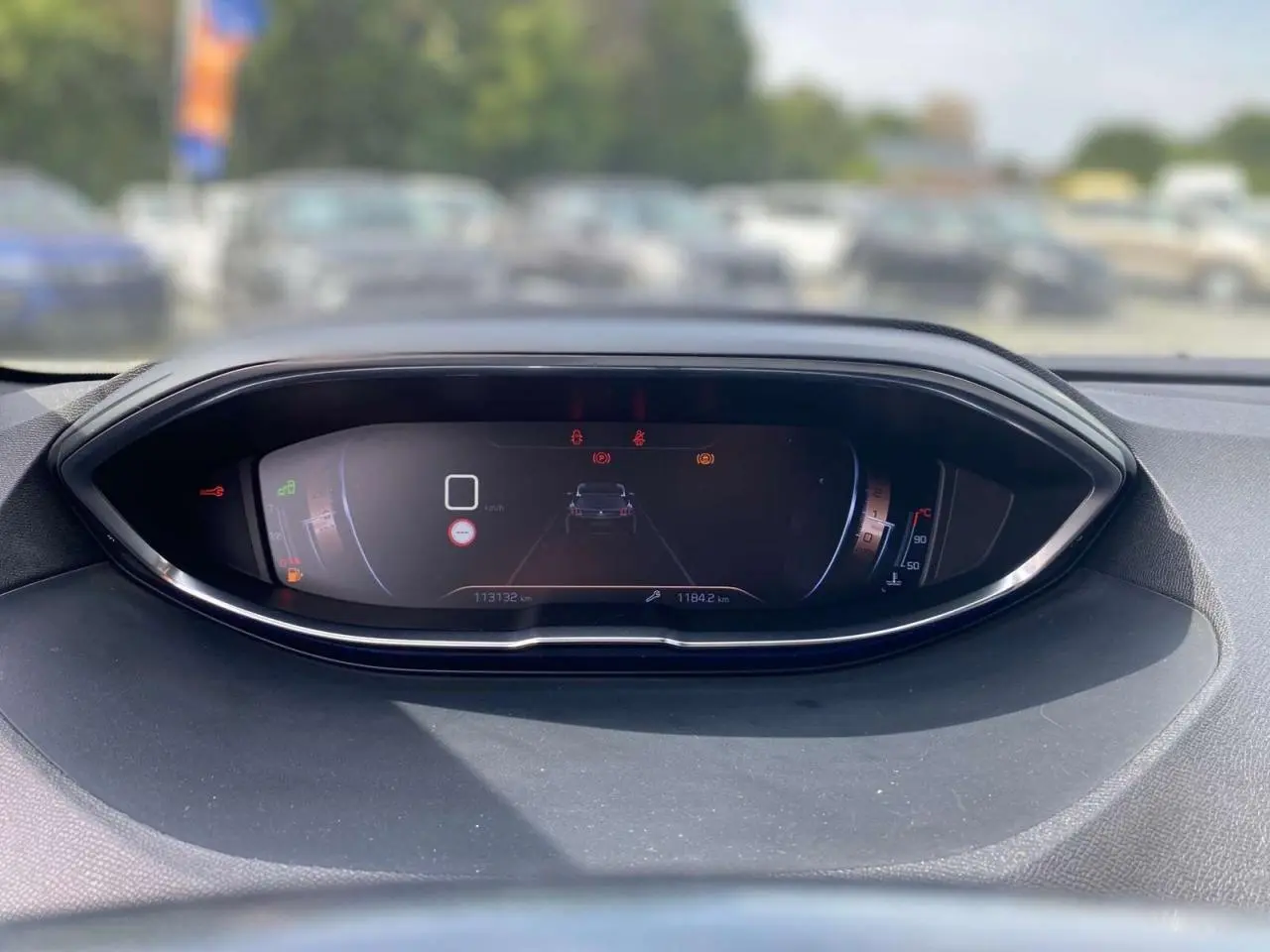 Vue rapprochée du tableau de bord numérique du Peugeot 3008 gris platinium, affichant la vitesse et alertes.