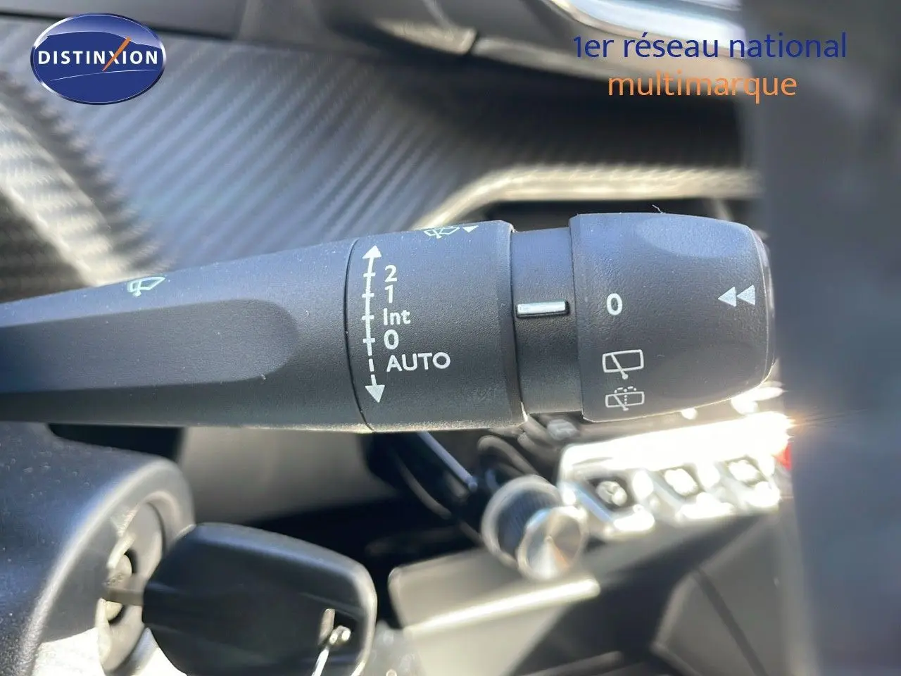 Gros plan sur la commande d'essuie-glace dans l'habitacle du Peugeot 2008 blanc Okenite Metal, version 2025.