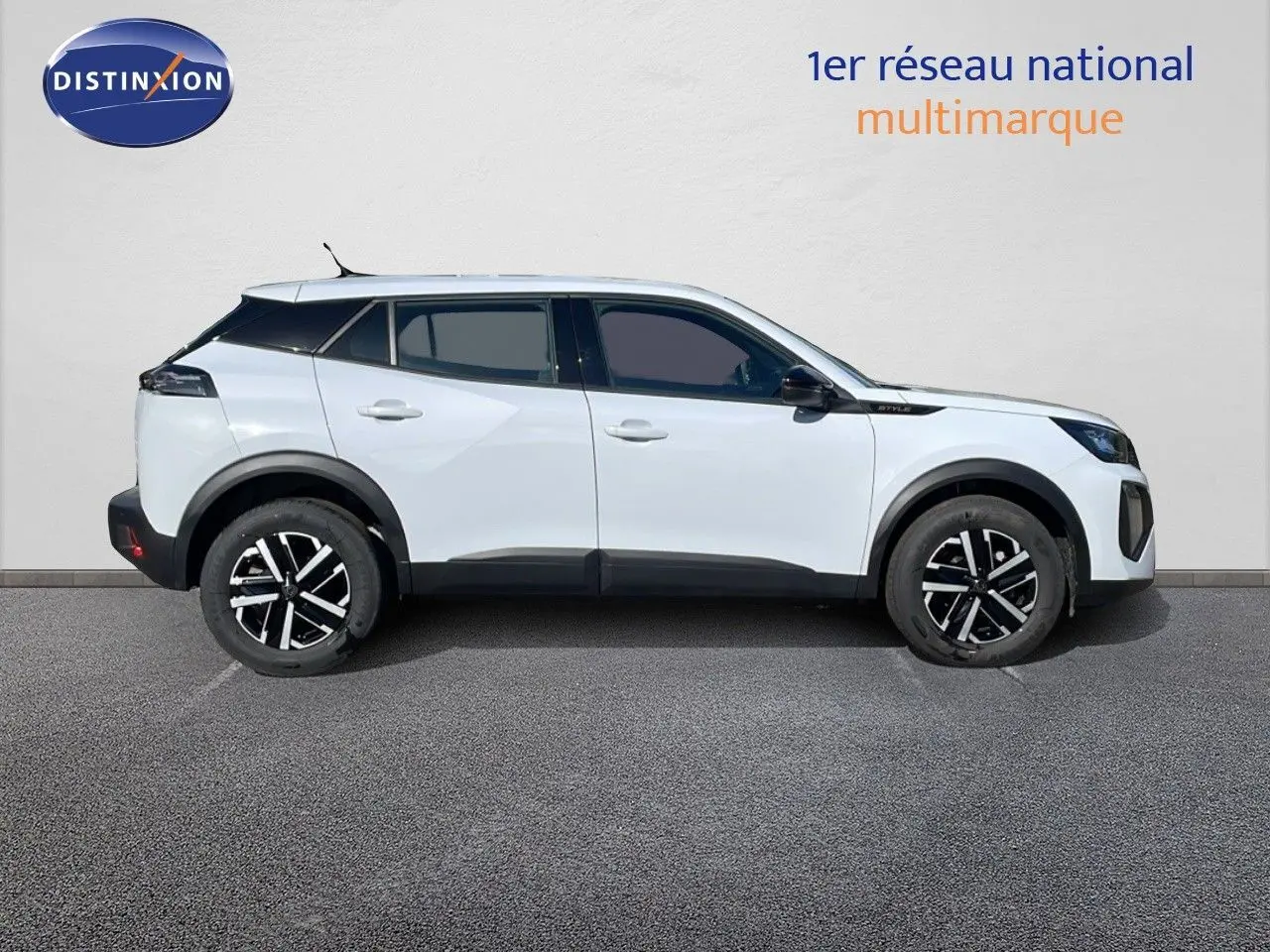Profil latéral droit du Peugeot 2008 blanc Okenite Metal avec jantes noires et détails noirs contrastants.