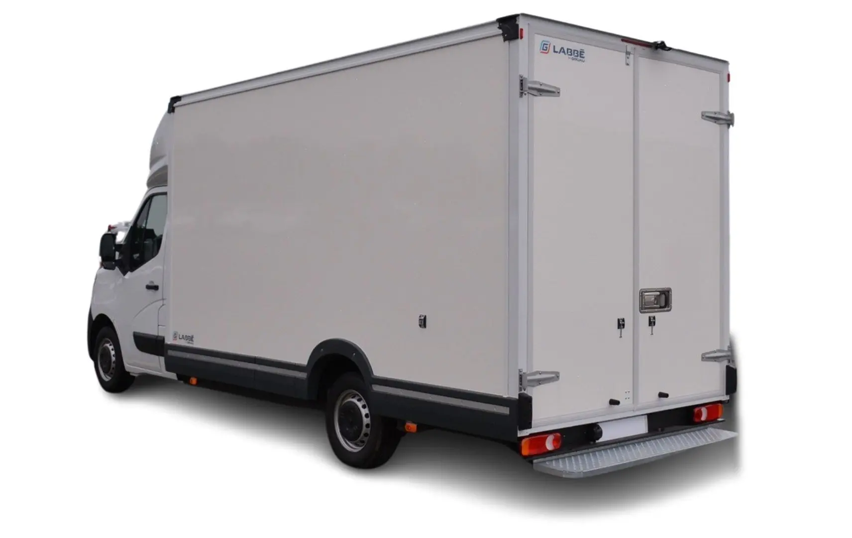 Vue 3/4 arrière droite d’un Renault Master Plancher Cabine blanc avec caisse fermée et portes arrière.