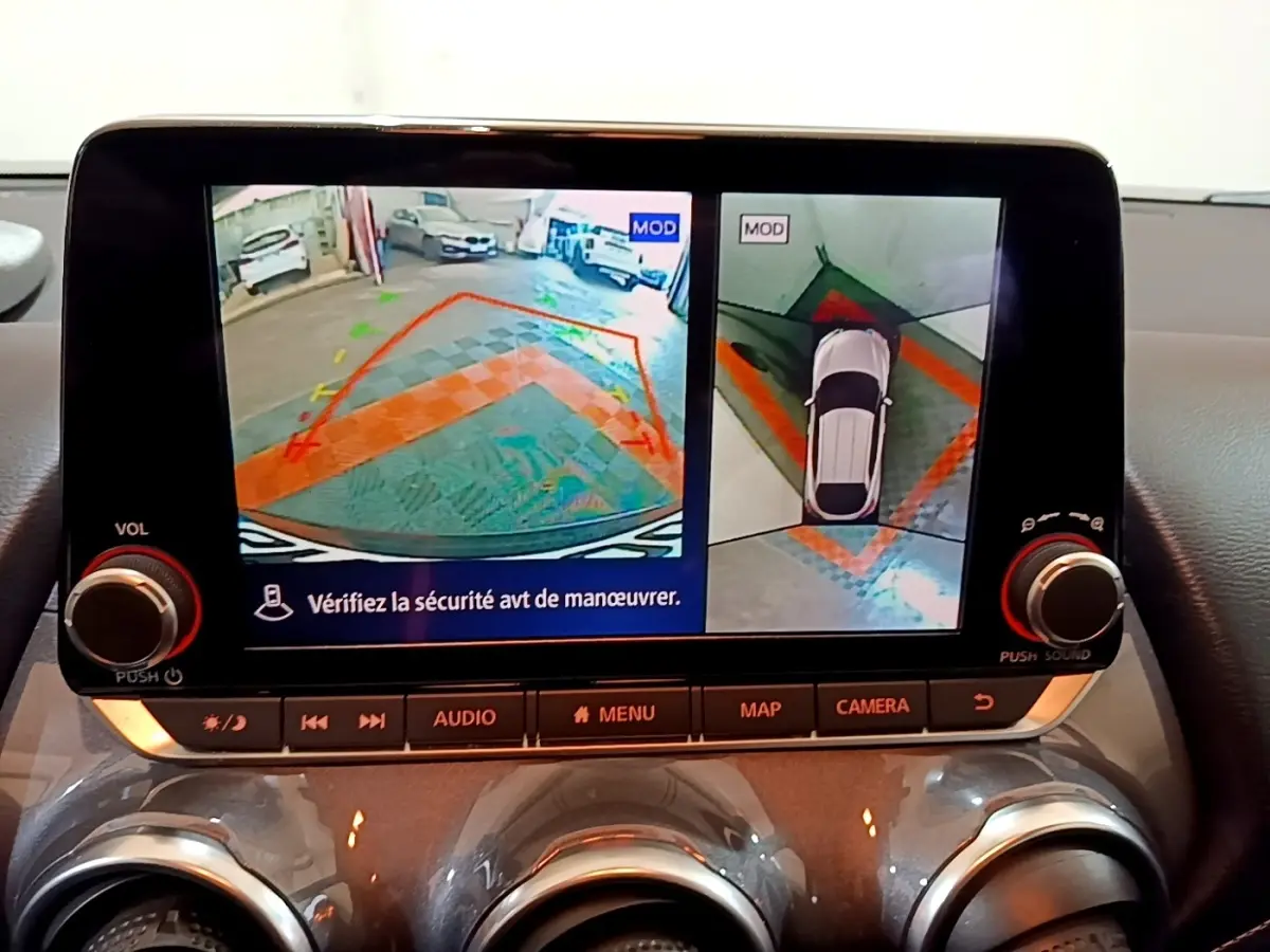 Écran tactile intérieur du Nissan Juke Hybrid 2022 affichant la caméra 360° d’aide au stationnement en mode arrière.