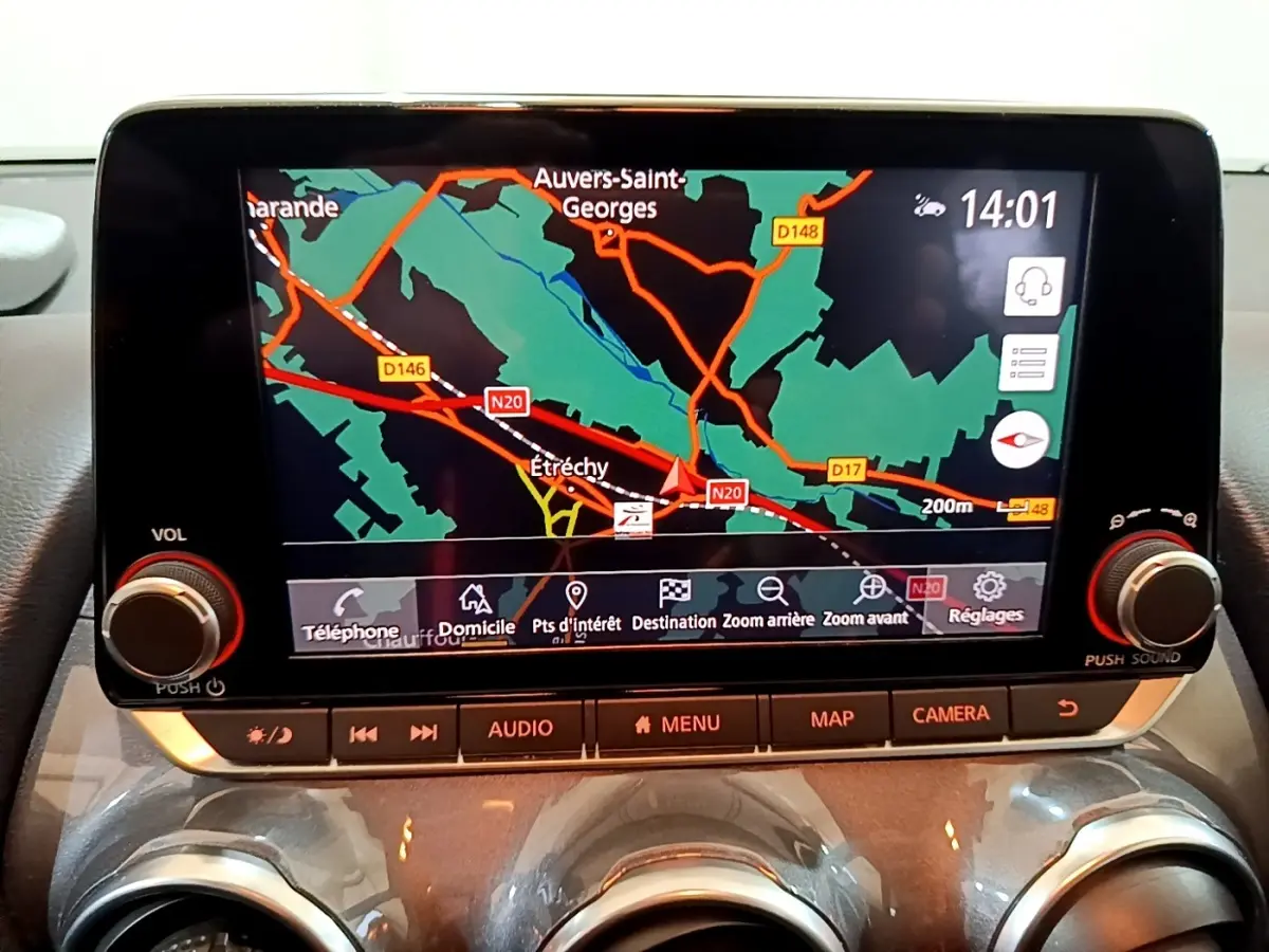Écran tactile central du tableau de bord du Nissan Juke Hybrid 2022 affichant la navigation GPS en couleur.