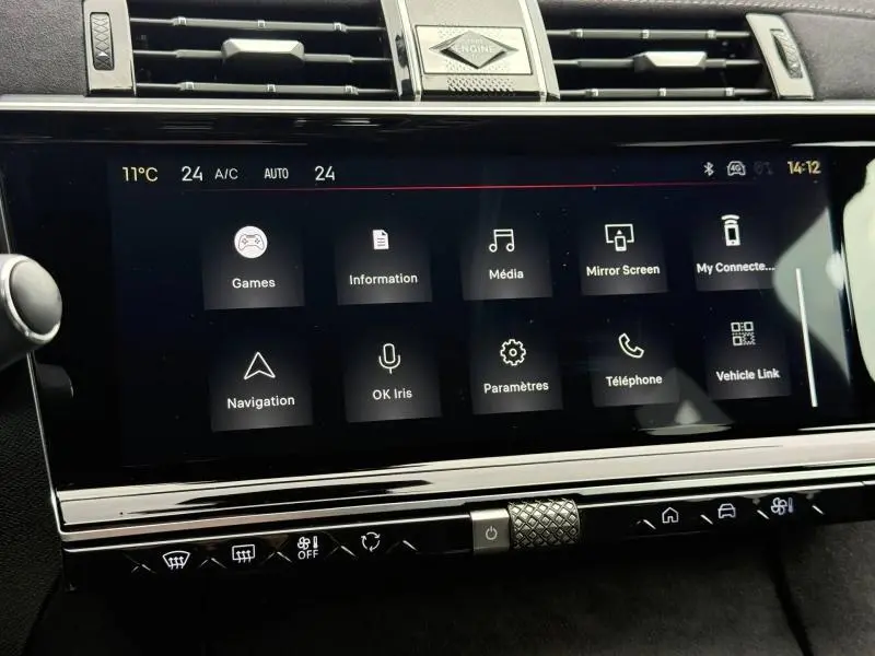 Écran tactile central du DS7 E-TENSE 225ch gris 2024, affichant le menu multimédia et les commandes de climatisation.