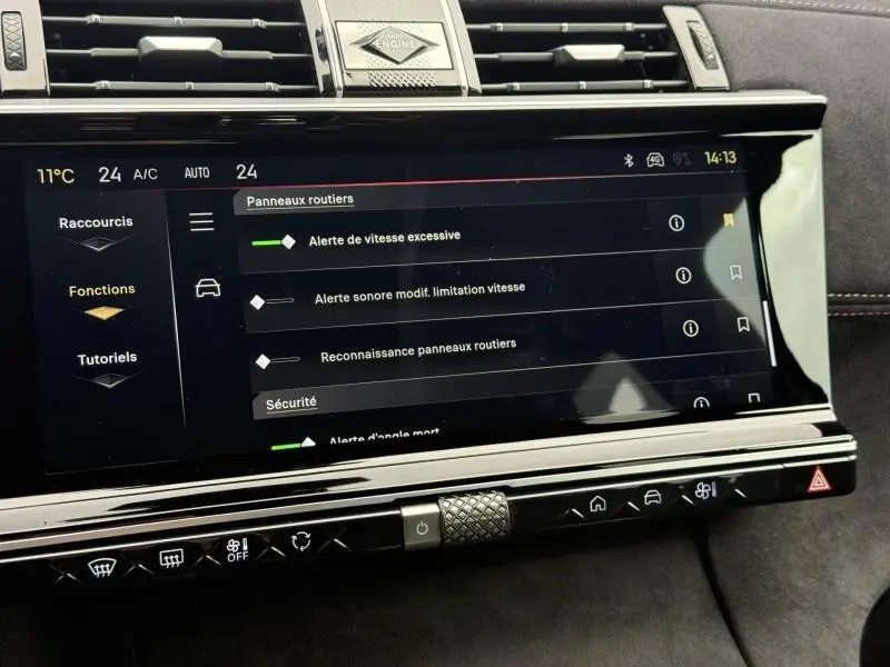Écran tactile central du DS7 E-TENSE 225ch 2024 affichant les alertes de sécurité, avec finition intérieure grise et détails chromés.