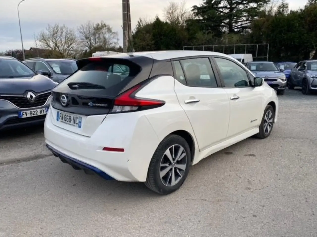 Nissan Leaf 40 N-Connecta blanc vue 3/4 arrière droit avec toit noir et feux arrière distinctifs en forme de boomerang.