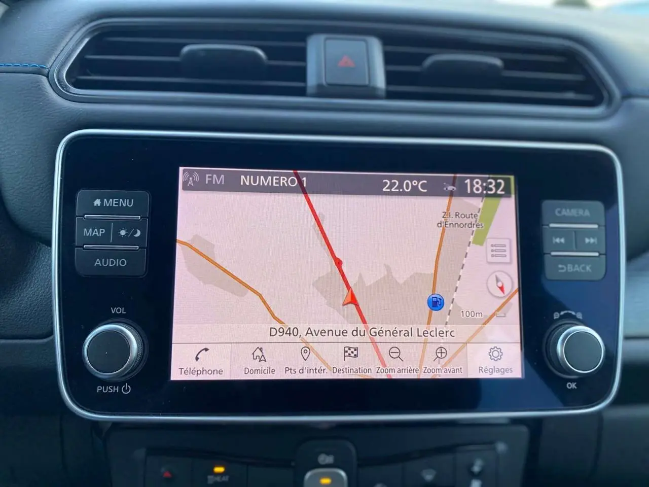 Écran tactile 8 pouces du système de navigation NissanConnect dans une Nissan Leaf blanche, vue intérieure centrale.