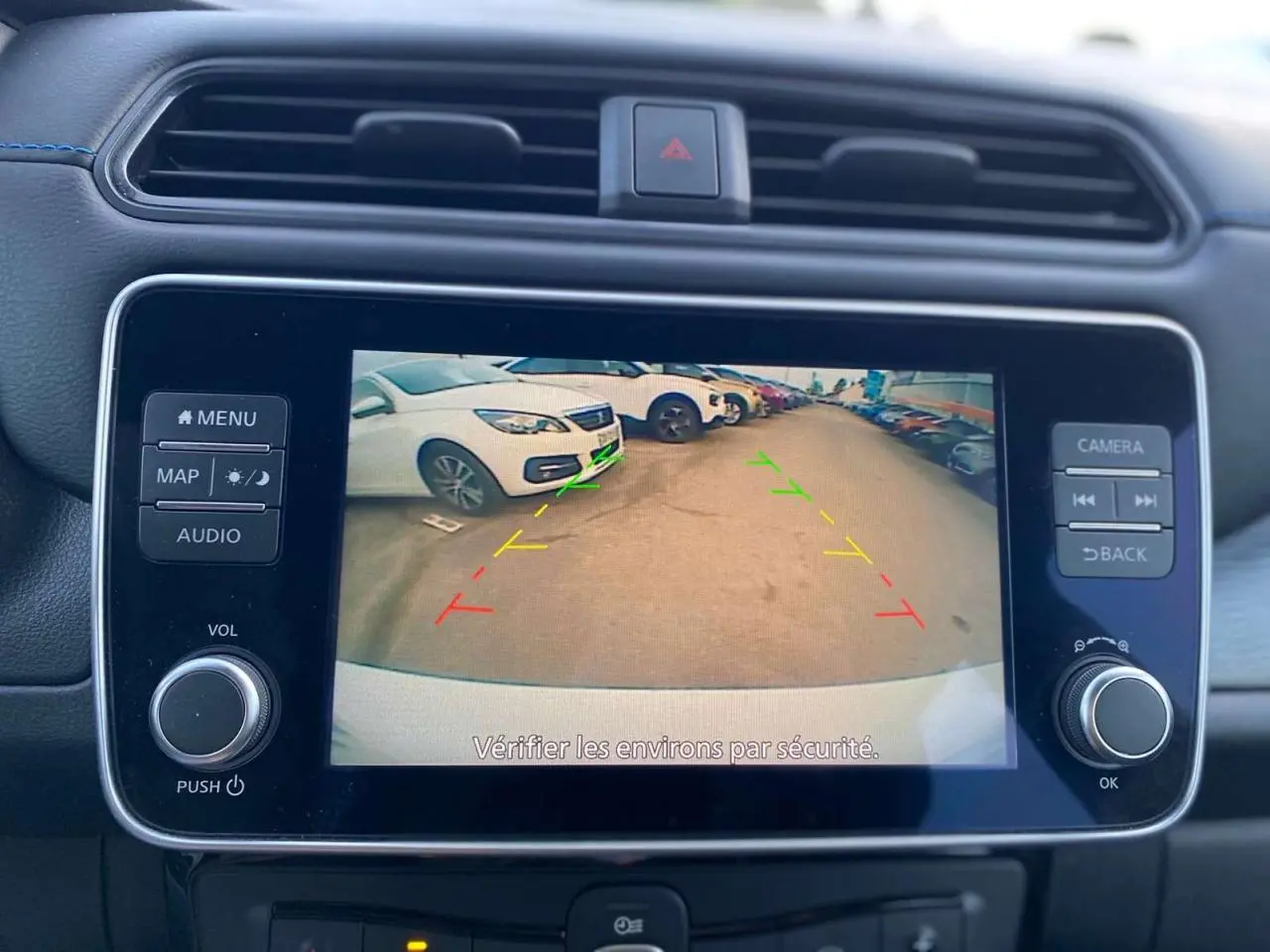 Écran tactile 8'' du Nissan Leaf 40 N-Connecta montrant la caméra de recul avec repères colorés de stationnement.