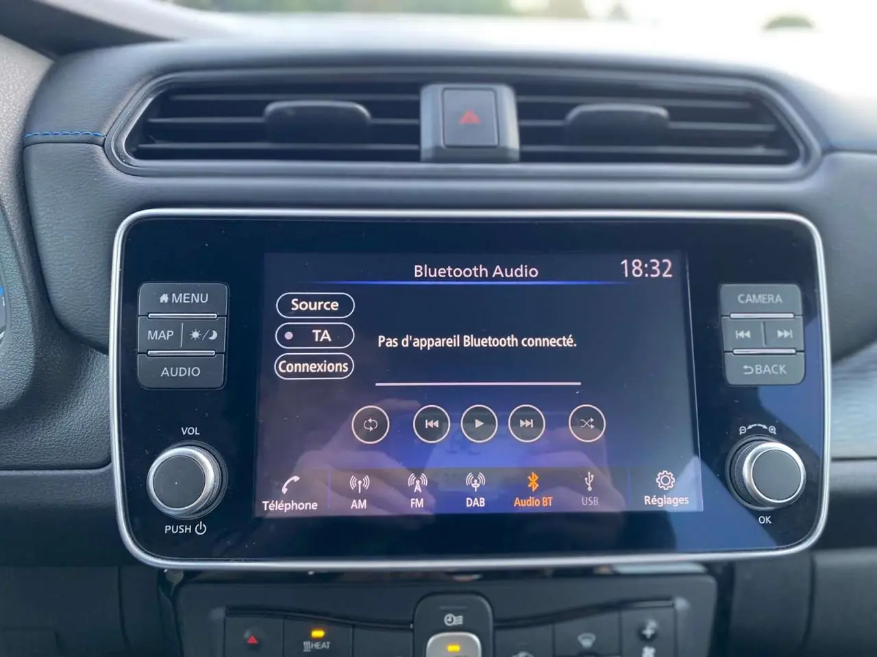Écran tactile central allumé du tableau de bord intérieur de la Nissan Leaf blanche 40 N-CONNECTA 2020.