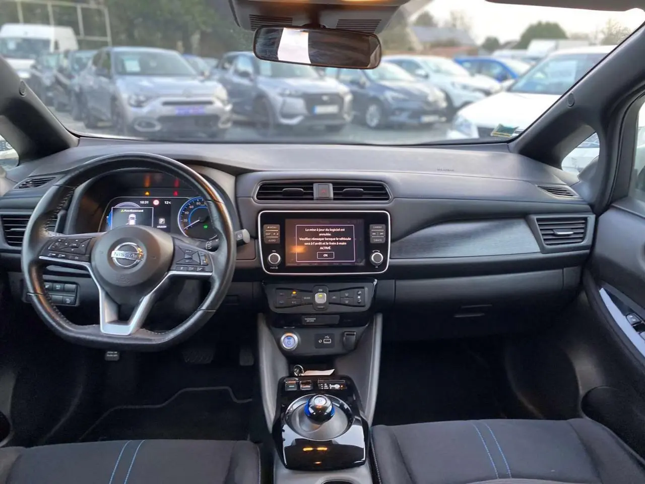 Intérieur de la Nissan Leaf 40 N-Connecta 2020 vu de face, tableau de bord noir avec écran tactile central allumé.
