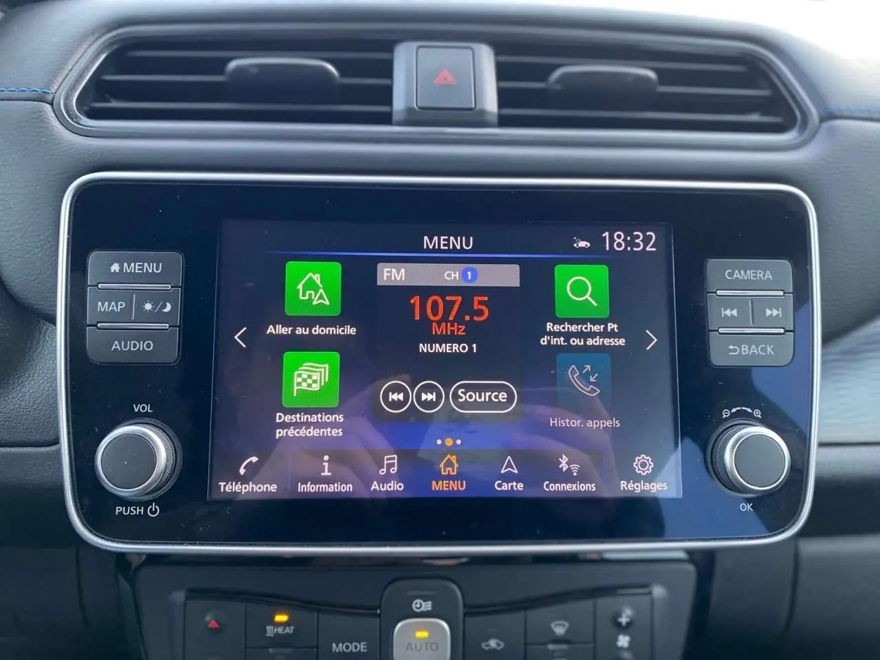 Écran tactile central 8 pouces du tableau de bord de la Nissan Leaf blanche 2020, affichant le menu radio FM.