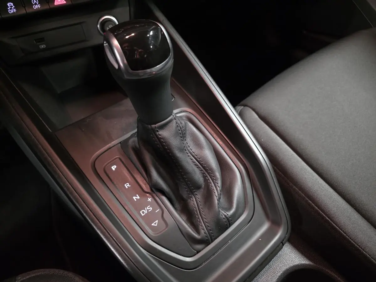 Gros plan sur la commande de la boîte automatique noire de l'Audi A1 Sportback 2020, côté console centrale.