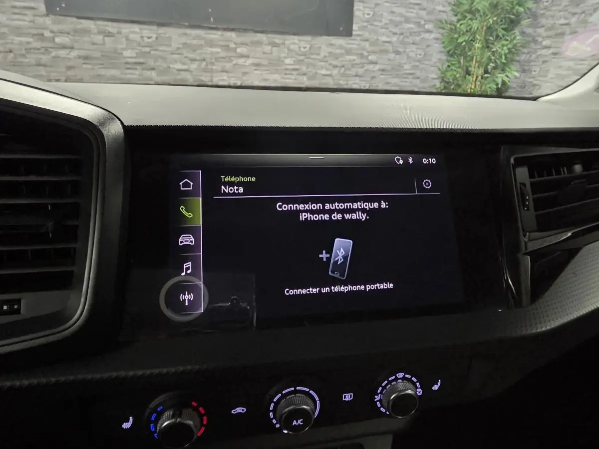 Écran tactile central de l'Audi A1 Sportback 2020 affichant la connexion Bluetooth dans un intérieur gris.