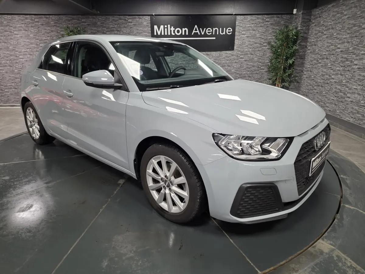 Audi A1 Sportback gris Manhattan vue 3/4 avant droit avec jantes aluminium 16 branches en showroom