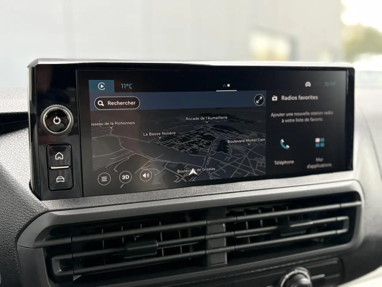 Écran tactile 10 pouces affichant la navigation 3D dans l'habitacle du Citroën Jumpy noir Perla.