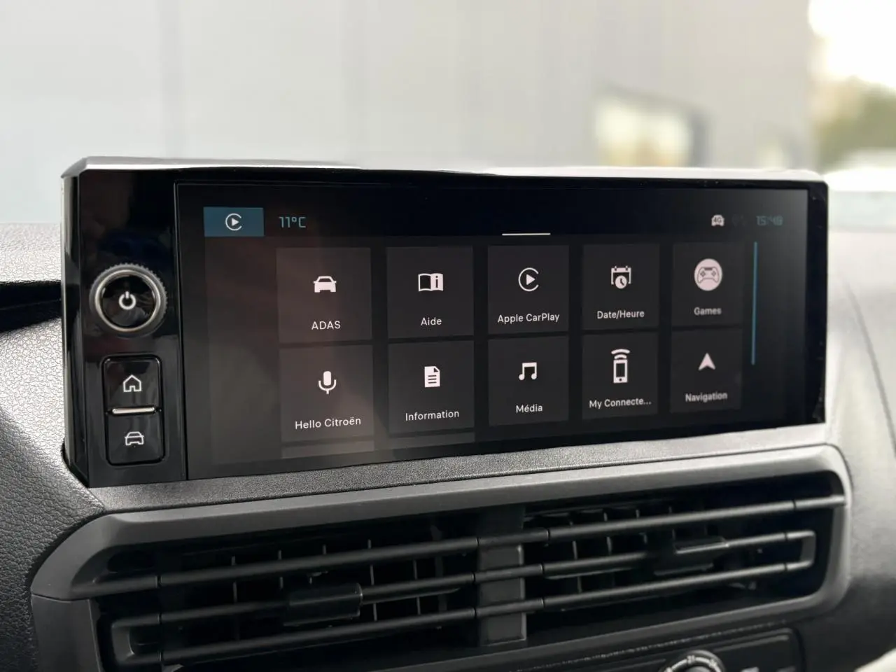 Écran tactile 10 pouces du tableau de bord du Citroën Jumpy noir Perla, affichant les options connectées.