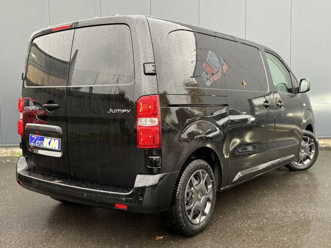Vue 3/4 arrière droite du Citroën Jumpy noir Perla avec portes tôlées et jantes spécifiques Pack Look.