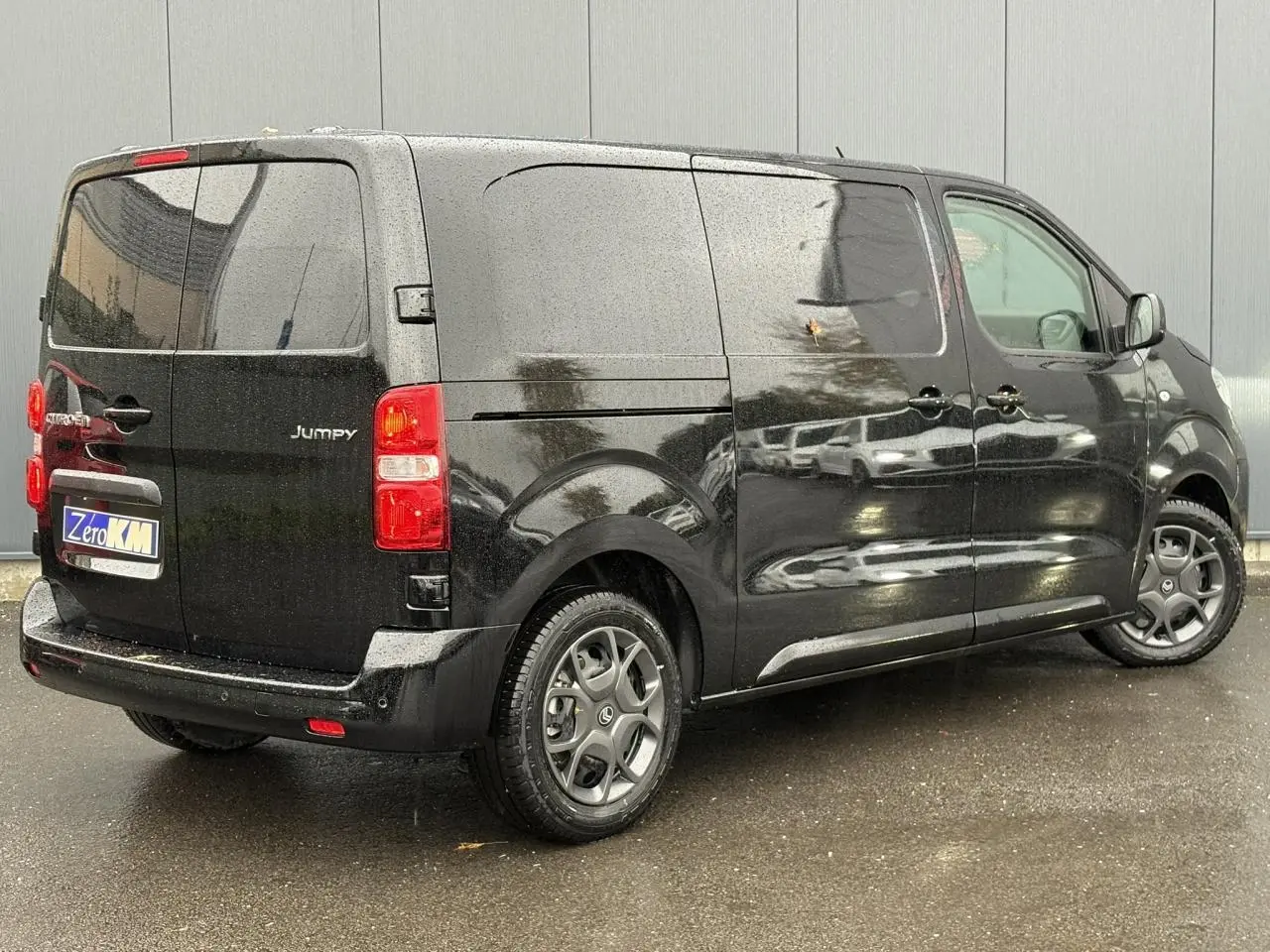 Vue 3/4 arrière droite du Citroën Jumpy noir Perla avec portes tôlées et jantes spécifiques Pack Look.