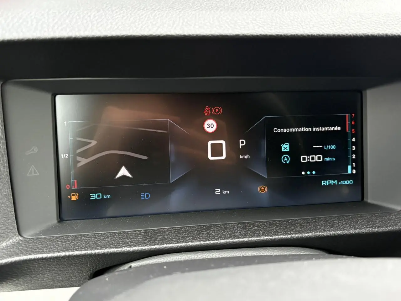 Tableau de bord numérique du Citroën Jumpy 2025 affichant la vitesse, la navigation et la consommation instantanée.