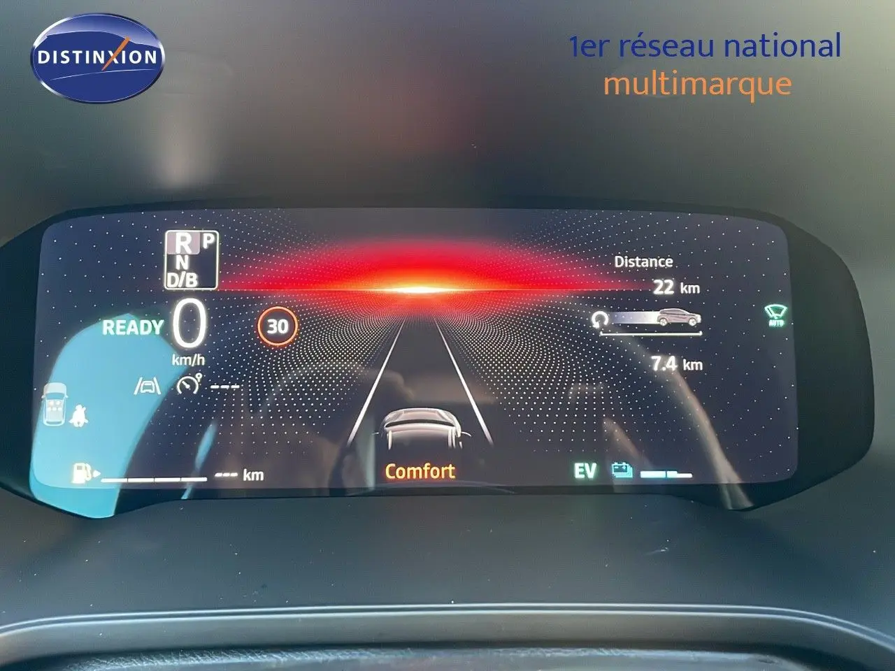 Tableau de bord numérique du Renault Captur E-Tech Hybrid 2025 affichant la vitesse, mode confort et autonomie électrique.