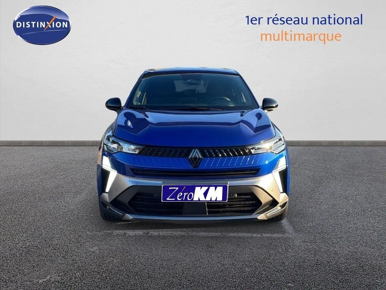 Vue frontale d'un Renault Captur E-Tech hybride bleu Iron Metal avec toit noir, éclairage LED et calandre moderne.