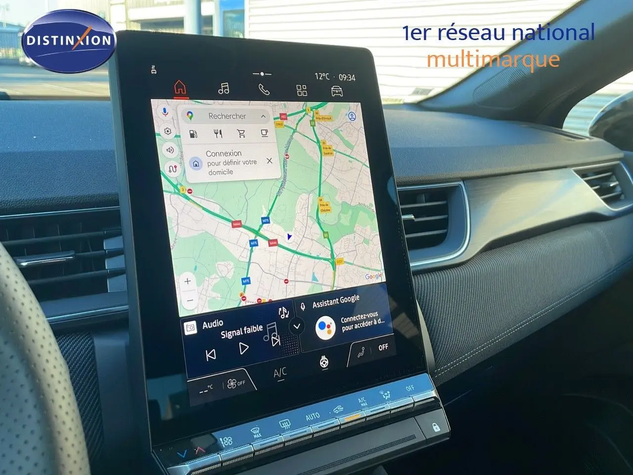 Écran tactile central avec navigation GPS et commandes climatisation dans l'habitacle du Renault Captur bleu Iron Metal 2025.