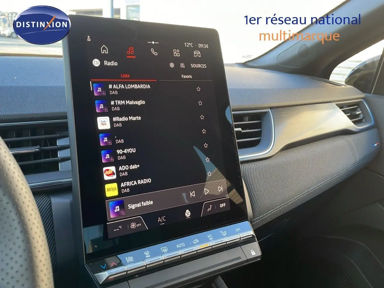 Vue intérieure du tableau de bord du Renault Captur E-Tech hybride 2025 avec écran tactile central et finition noire.