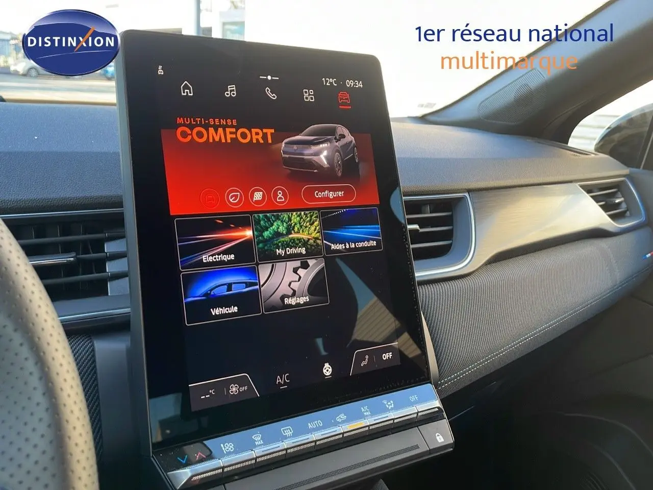 Écran tactile central vertical du tableau de bord du Renault Captur E-Tech bleu iron metal avec finition esprit Alpine.