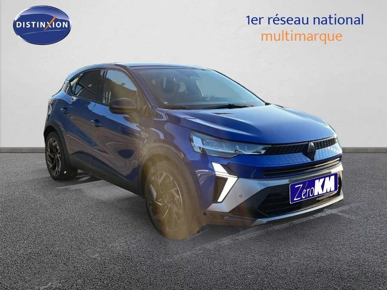 Renault Captur E-Tech hybride 2025 bleu Iron Metal avec toit noir, vu en 3/4 avant droit sur fond neutre.