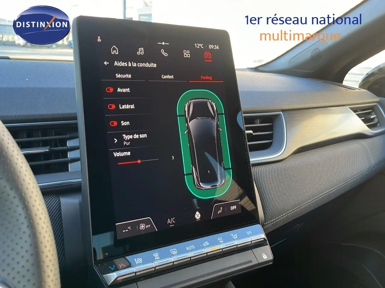 Intérieur du Renault Captur E-Tech hybride 2025, vue sur l'écran tactile central avec aides à la conduite affichées.