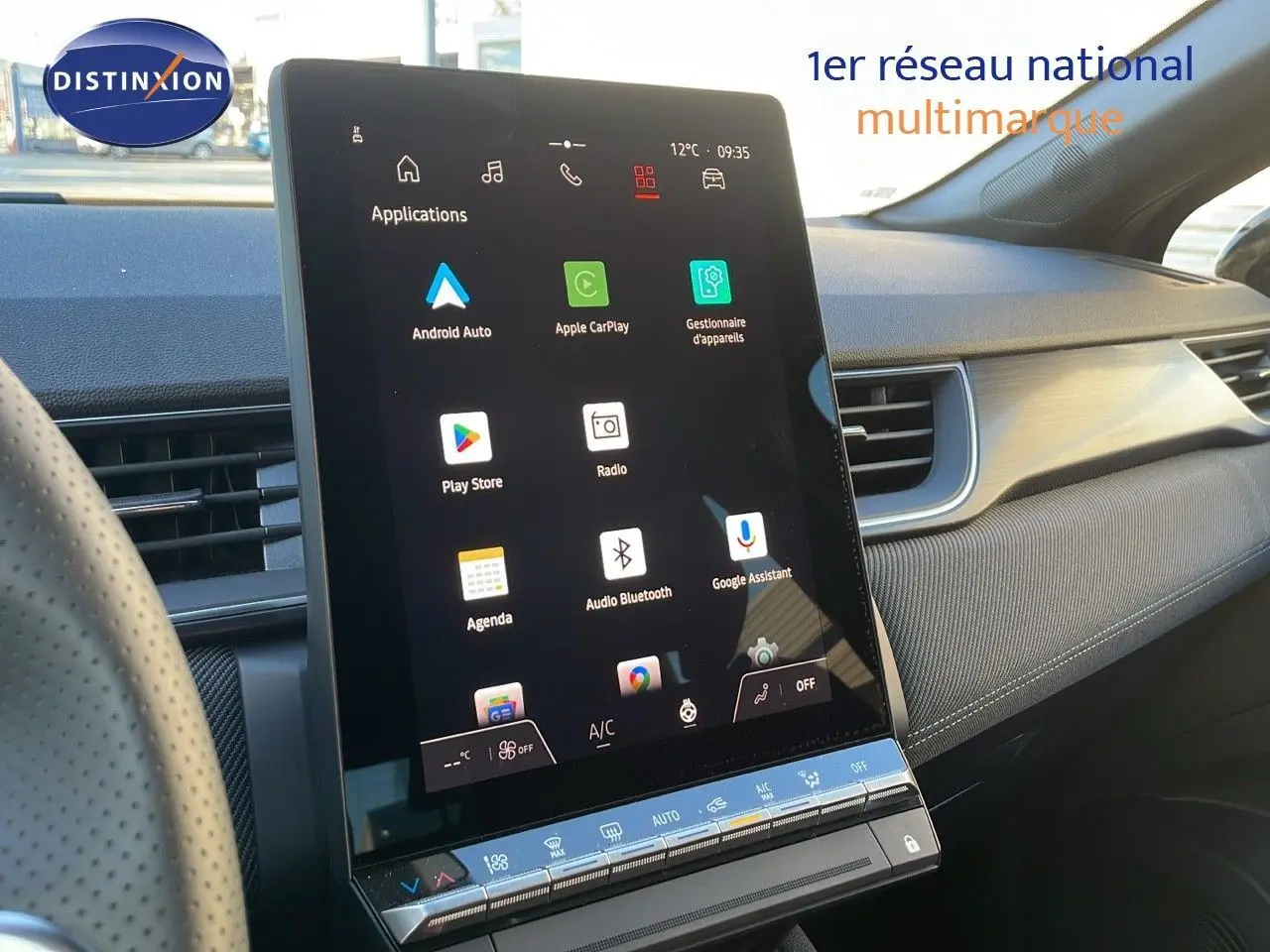 Vue rapprochée de la console centrale tactile du Renault Captur E-Tech hybride 2025, avec interface multimédia active.